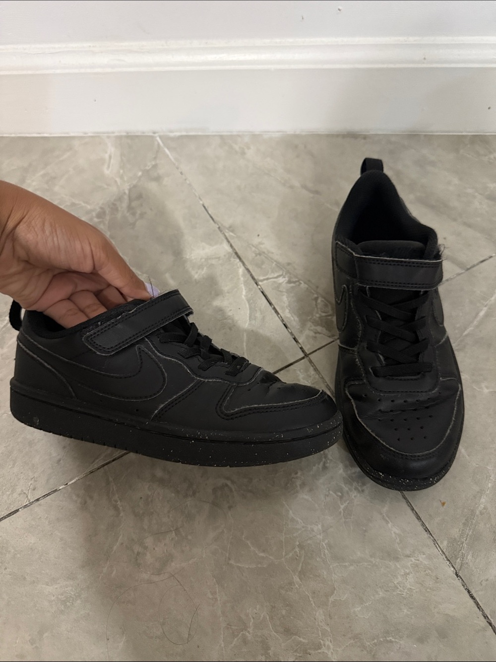 Nike Kids Black Low-Top Velcro Sneakers